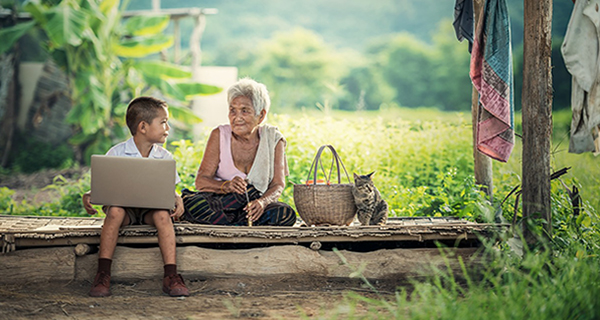 Nonna E Bambino Si Scambiano Il Sapere