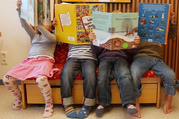 Bambini Che Leggono Libri Di Favole