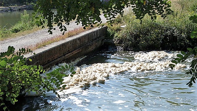 Francia Settembre 2008 Linquinamento Di Un Affluente Della Garonna Presso La Citt Di Tolosa