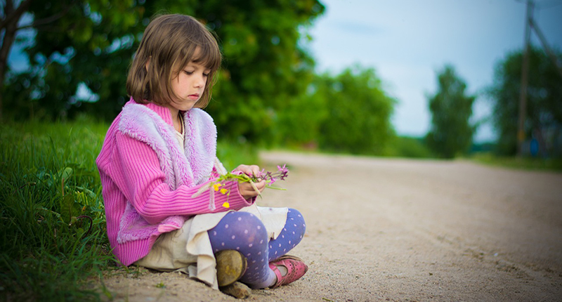 Bambina in solitudine