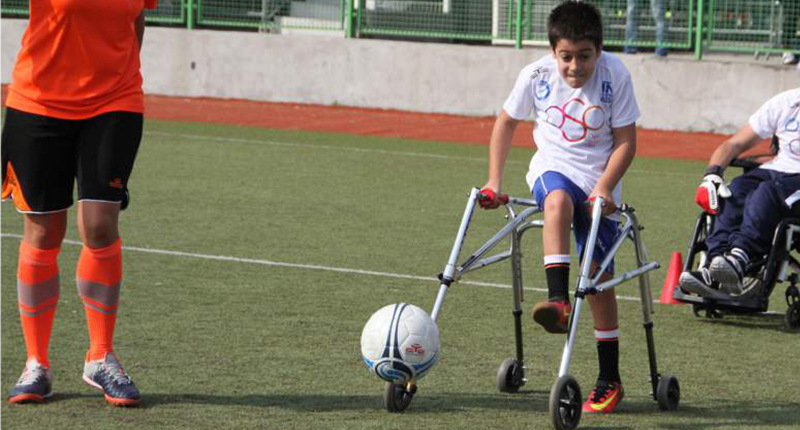 Bambino disabile tira il pallone