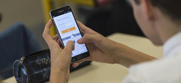 Ragazzo A Scuola Con Telefonino