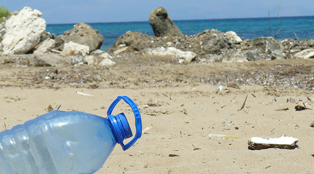 Bottiglia Di Plastica Sulla Spiaggia