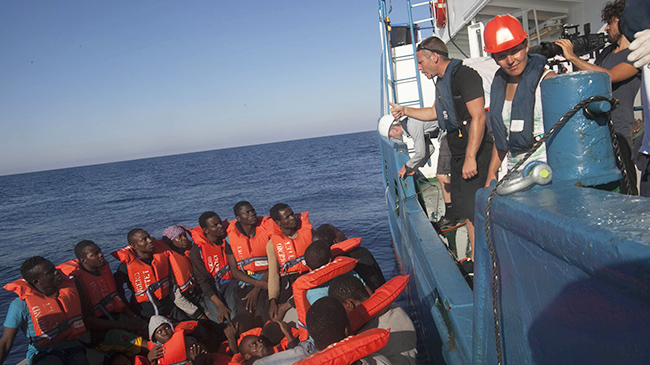 Salvataggio Di Migranti Nel Mediterraneo