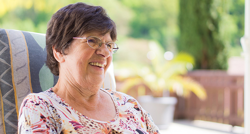 Signora anziana sorridente