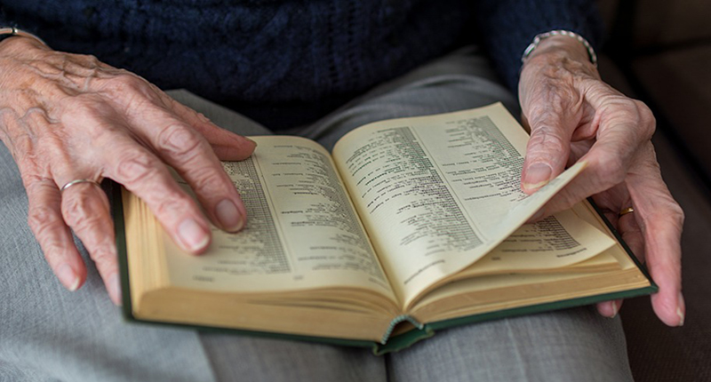 Anziano che legge