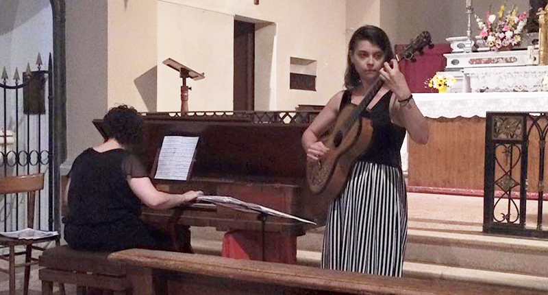 Ragazza suona la chitarra classica