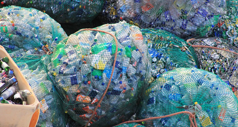 Raccolta rifiuti di plastica