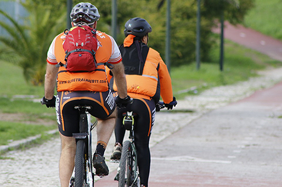Ciclisti In Arancione