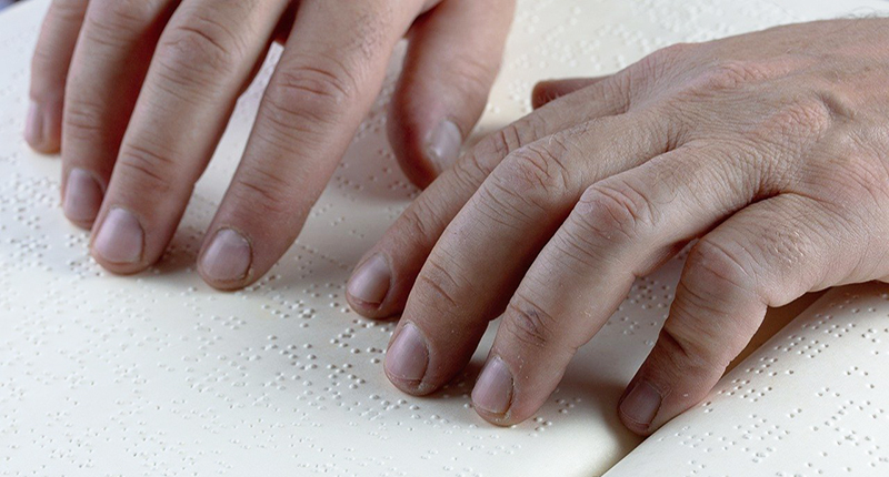 Mani leggono il Braille