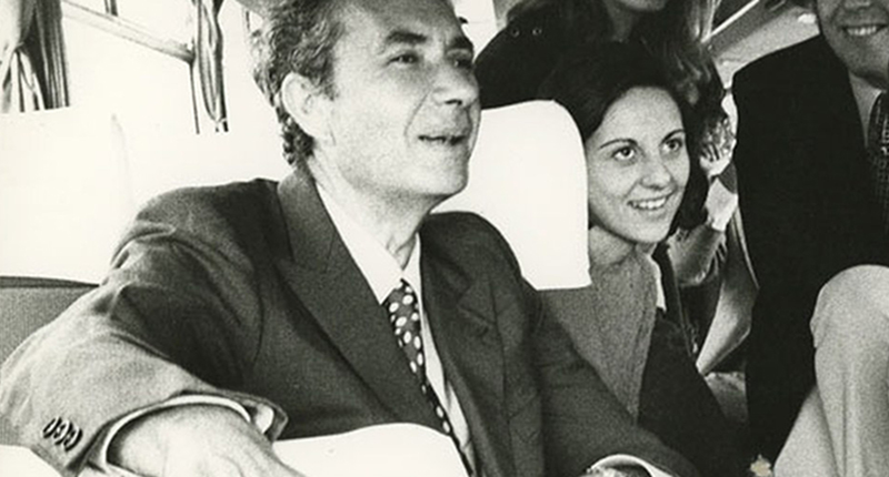 Aldo Moro con studenti