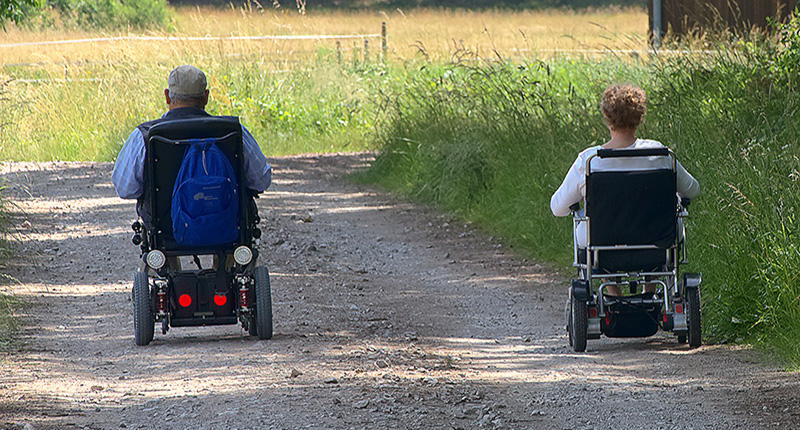 Disabili-in-carrozzina-lungo-sentiero