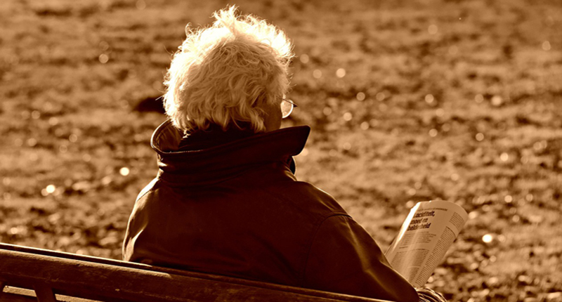 Anziana donna sulla panchina