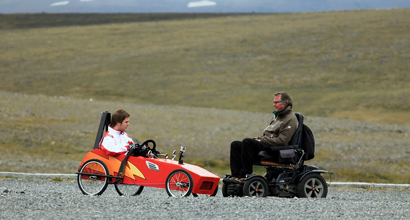 Disabili in carrozzina su un percorso