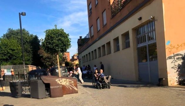 Persone In Carrozzina Partecipano Alla Skarrozzata