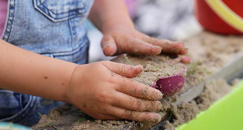 Bambino gioca con la sabbia