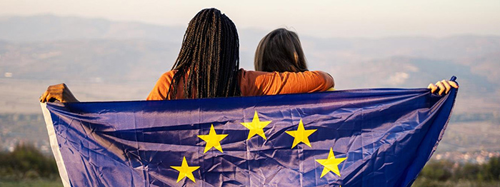 Giovani Con Bandiera Europea