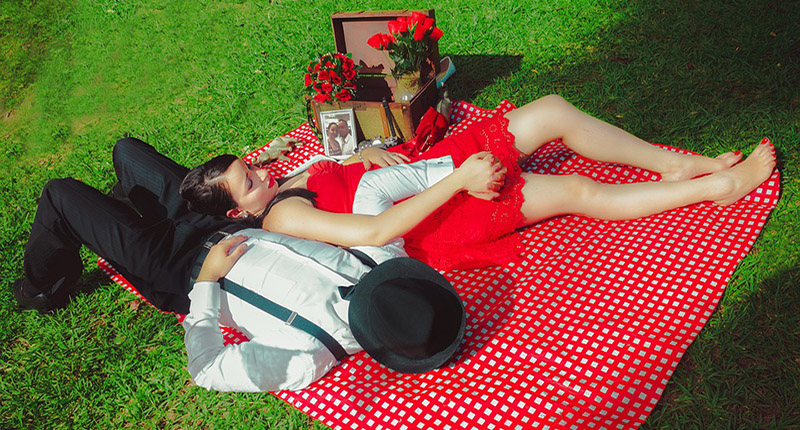 Innamorati fanno un picnic