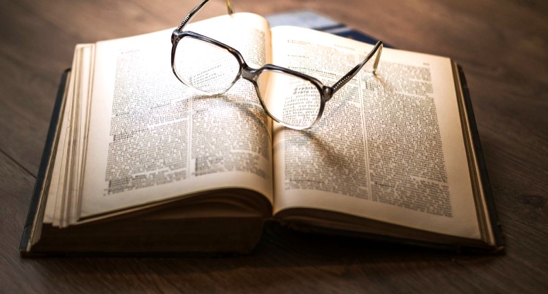 Libro e occhiali Lettura