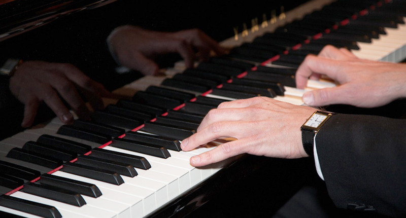 Mani sul pianoforte