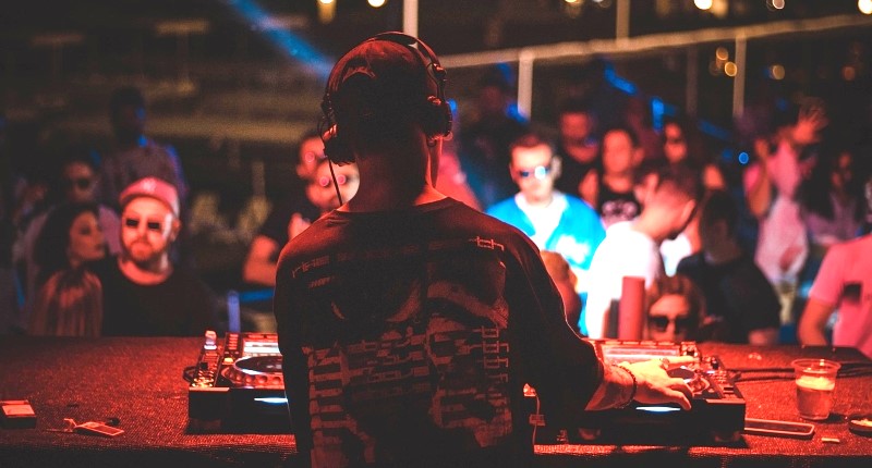 Dj alla consolle