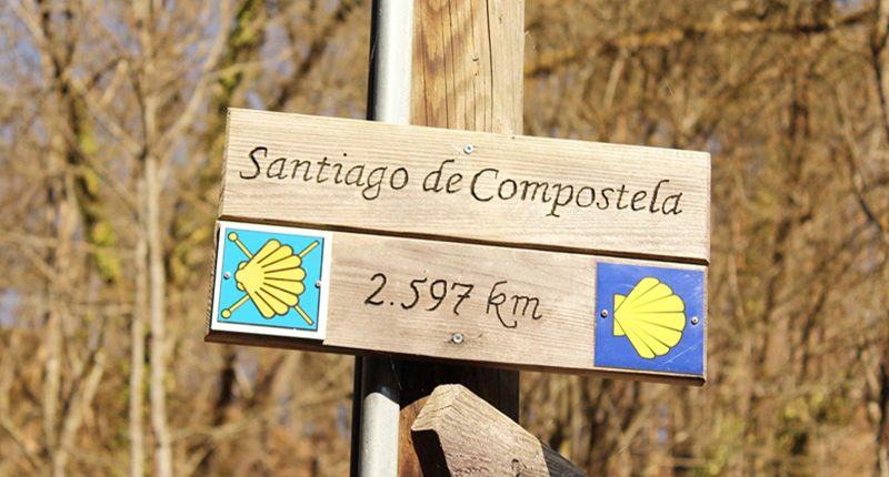 Cartello indica il Cammino di Santiago