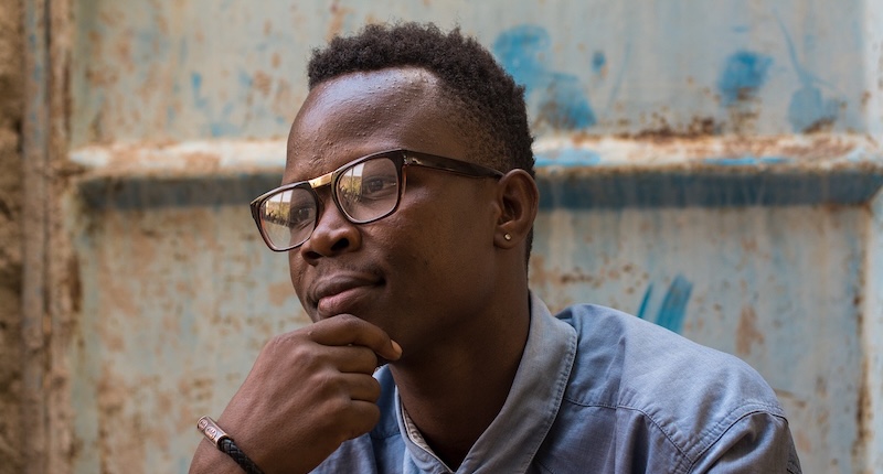 Giovane ragazzo africano