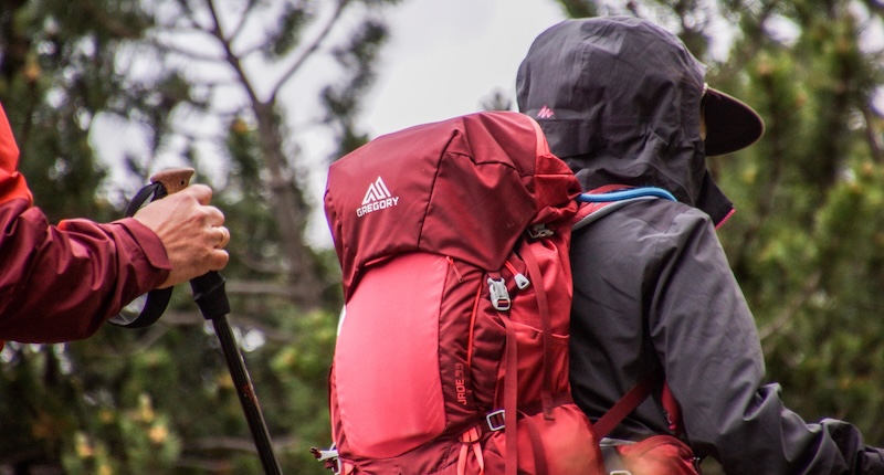 bimbo equipaggiato da trekking