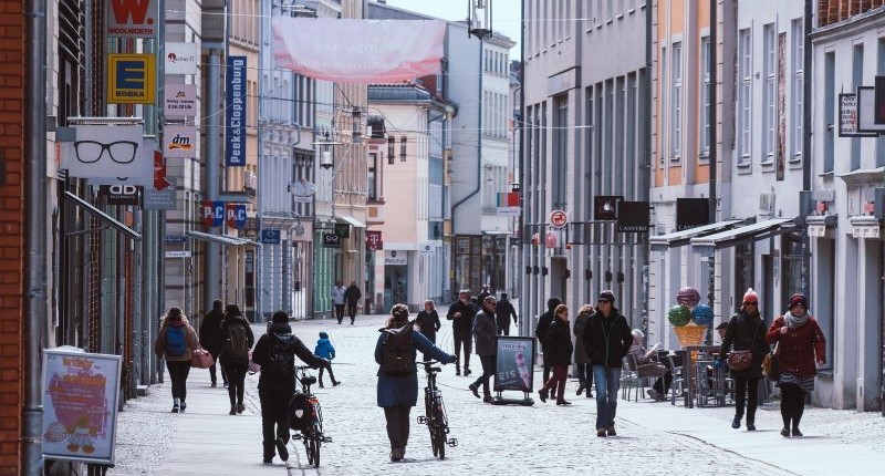 Persone a passeggio in città 