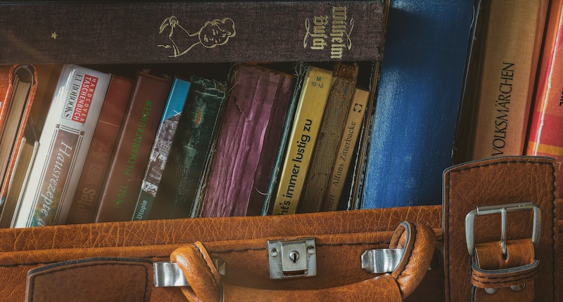 Valigia con libri di favole