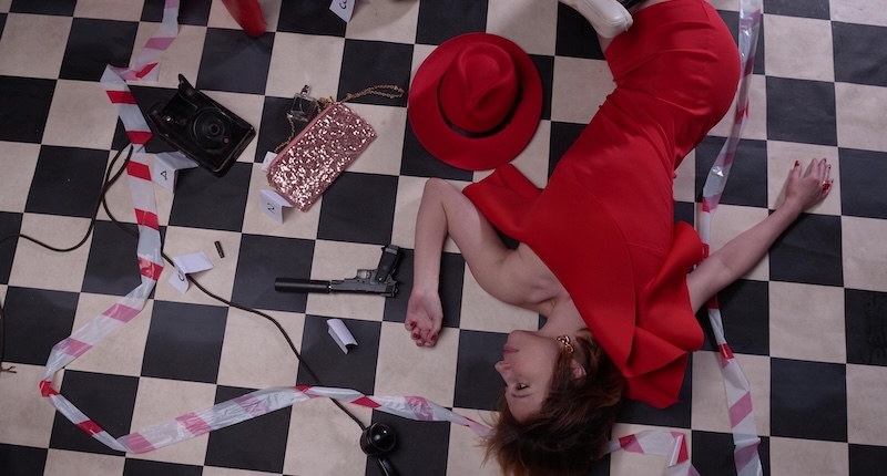 Cadavere di donna sul pavimento