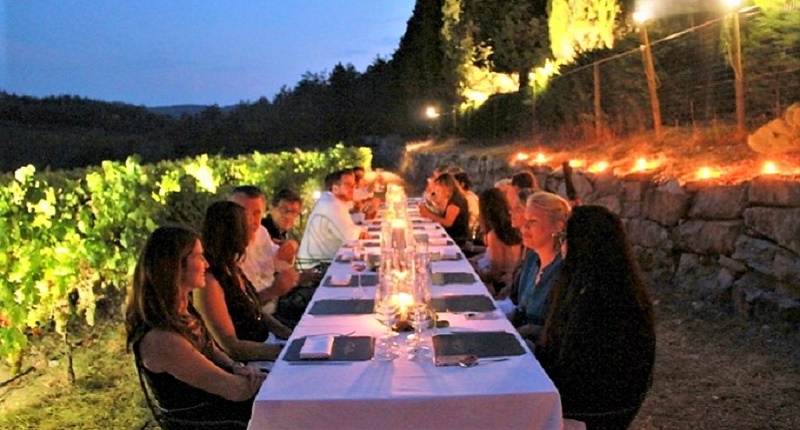 Cena romantica in un vigneto
